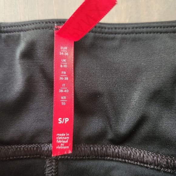 SPANX Shiny Faux Leather Leggings – Size Small - Picture 6 of 6